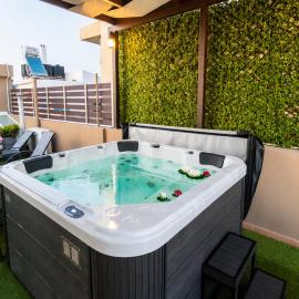 FEMS Luxury 3 Level Home with Private Jacuzzi