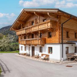 Ferienhaus Paulnhof Erl - Alpenglück für Gruppen, Freunde & Teams, hotel in Erlerberg