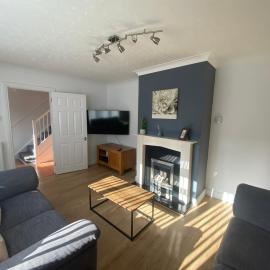 Convenient 3 bed home with parking in Basingstoke, hotel a Basingstoke