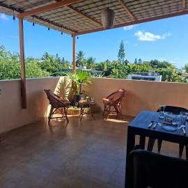 Freesia Rooftop Apartment - 1 Bedroom, Pool, 3min Walk to Beach & Shops