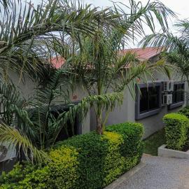 Pakaya Lodge, khách sạn ở Manambwere