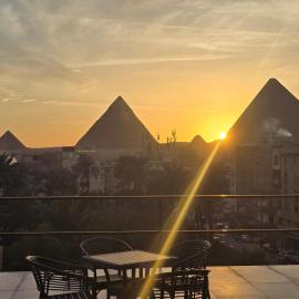 Royal Night Pyramids View Inn