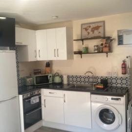 MeadowView Apartment B - 2 mins walk to Carrigaline town, sleeps 4, hotel v destinaci Carrigaline