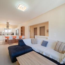 Olea House 2' walk from the sea، فندق في Nótos