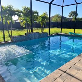 Brand New Ultra Luxury 4 bedroom heated pool home, hotel v mestu Cape Coral