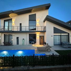 Mila Villa Foçaköy Tuzlu Su Havuzlu Müstakil Villa, ξενοδοχείο σε Foca
