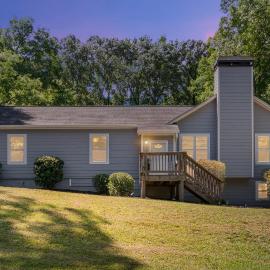 Modern 1 BR Basement Suite Near LakePoint and KSU, hotel in Acworth