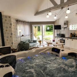 Les Deux Rivages maison avec jacuzzi, hotelli kohteessa Tollevast