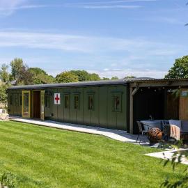 Beautifully Restored WW2 Carriage - Sleeps 6, hotel in Birdham