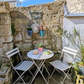 The Pink Cottage with Courtyard Garden near Chesil Beach Portland, hotel in Castletown