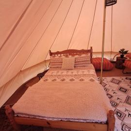 Jupiter Bell Tent, מלון בClare