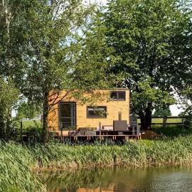 Tiny House am Naturteich mit Grill & Kamin - bis 5 Personen, hotel in Großharthau