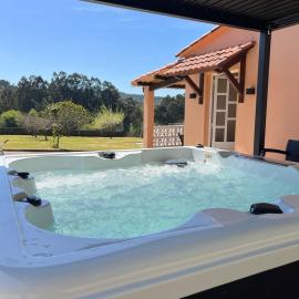 Casa con Piscina, Jacuzzi y Jardin en Abegondo, A Coruña, Hotel in Abegondo
