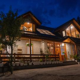 Banphool by Qasrkeys, hotel in Jagatsukh