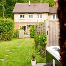 Edwardian Cottage in beautiful surroundings with hot tub, хотел в Slinfold