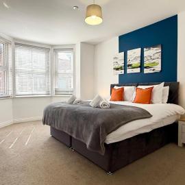 Modern 3BR Apartment 6 Beds Sleeps 6 Hawarden Deeside Ideal for Short & Long Stays