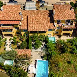 Pool and Garden Apartments Hortenzija, готель у місті Кострена
