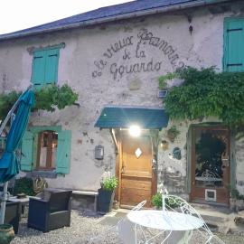 Le vieux vieux manoir de la guardo face au Mont Valier