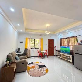 Apt with LUX Bathroom & Functional Workspace, hotel v mestu Sibulan