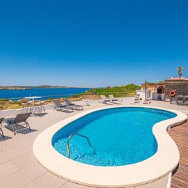 Villa Pilar Frontline with great seaviews close to Beach free AC WiFi, ξενοδοχείο σε Es Mercadal