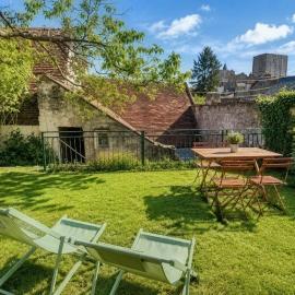 Maison de charme avec jardin suspendu & vue sur le Donjon, hotel u gradu Loš