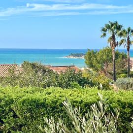 Appartement Vue Mer au calme Piscine & Parking, hotel in Sanary-sur-Mer