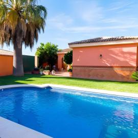 Chalet con piscina privada y amplio jardin SOLO ALQUILAMOS A FAMILIAS, hotel a El Puerto de Santa María