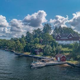 Villa Hjorthagen B&B, private jetty by the sea at island Edlunda, hotel in Karlsudd
