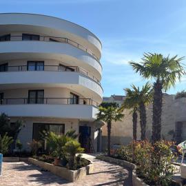 Navis Suites & Spa, מלון במאנדרה