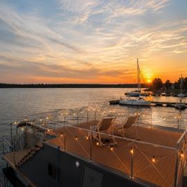 Houseboat Warszawa - Zegrze, hotel in Zegrze Południowe