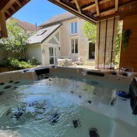 La Cour aux Bulles, hotel Trigny városában
