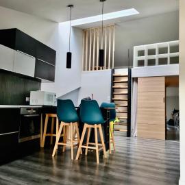 Le refuge médiéval - Appartement climatisé perché sous les toits de Billom, hotel di Billom