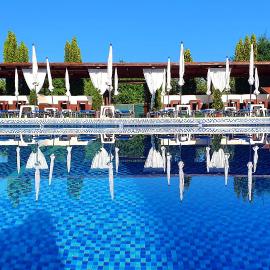 GARDEN Club - Hotel & Restaurant - FREE Outdoor Pool & Parking