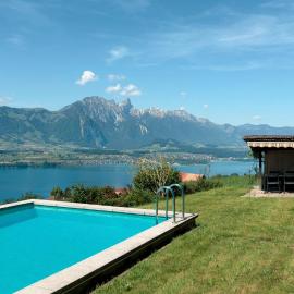 Private Chalet with Pool, Lake & Mountain Views, hotel em Aeschlen