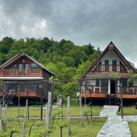 Racha Hills, hotel Ambrolauri városában