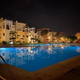 Marina Pool View Apartment, hotel i Cherarba