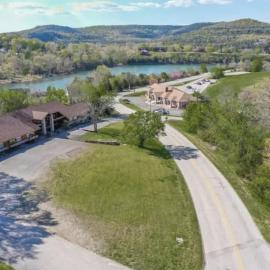 Awesome Lakehouse Unit at the Holiday Island Lodge, hotel v destinaci Holiday Island