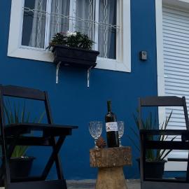 Chale Azul Aconchegante com lareira no bosque e estacionamento grátis, hotel in Extrema