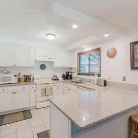 Delightful escape near downtown with shared pool & hot tub rec room & large deck, hotel u gradu Sisters
