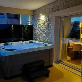 TEONA Luxury Apartment with jacuzzi and terrace sea view, first floor, hotell sihtkohas Sali