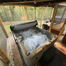 Cozy Escape Near Airport w Pool & Hot Tub, hotel sa Jonesboro