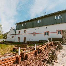 U Bernarda, hotel in Slavíkovice
