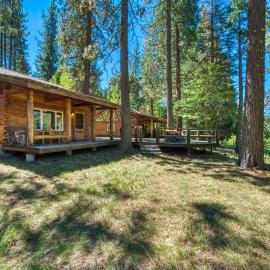 2 Riverfront Cabins, 200 Acres Near Plumas Forest, hotel Sloatban