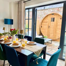 4 Bed Luxury home,Sauna,Hot tub,Sleeps 9, hotel a Chepstow