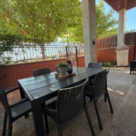 Melgar's Place, Bajo con terraza