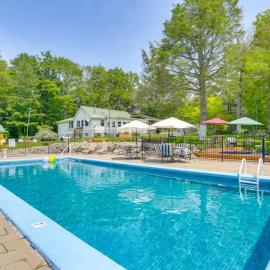 6 Mi to Bethel Woods: Cabin w/ Pool Access, hotel di Mongaup Valley