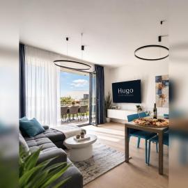 Hugo Luxury Umag - New Apt with Garden & Parking, hotel in Umag