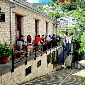 Corner 4 rooms, hótel í Gjirokastër