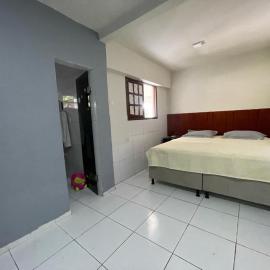 Alugo quarto grande com suite