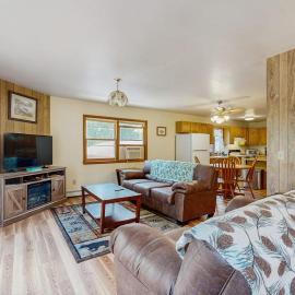 Rustic Woodland Retreat- Unit B, Hotel in Arkdale